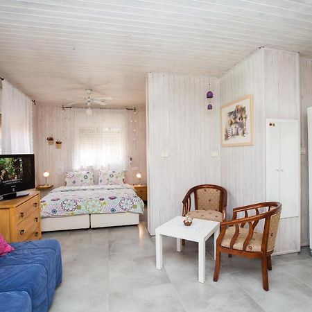 Leyad Hashmura Lodging Yesod Hamaala Exterior photo