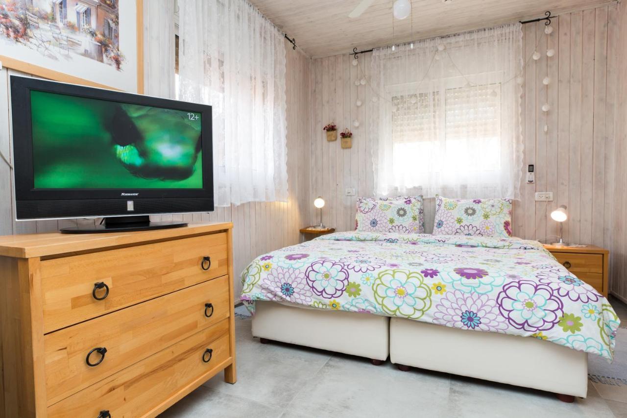 Leyad Hashmura Lodging Yesod Hamaala Exterior photo