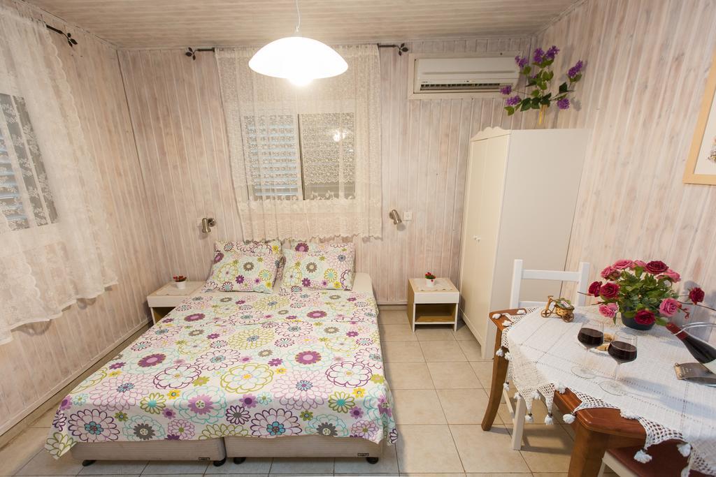 Leyad Hashmura Lodging Yesod Hamaala Exterior photo
